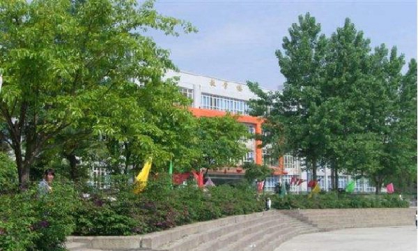 成都华大医药卫生学校是公办还是民办_学校地址