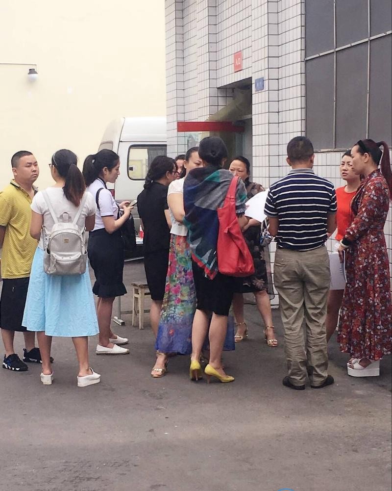 招生报名火热场面