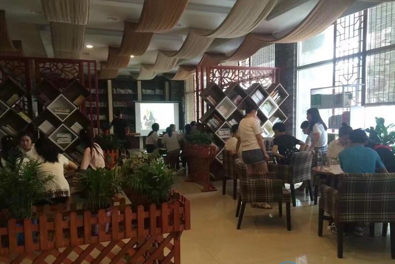 热闹非凡的咨询场面