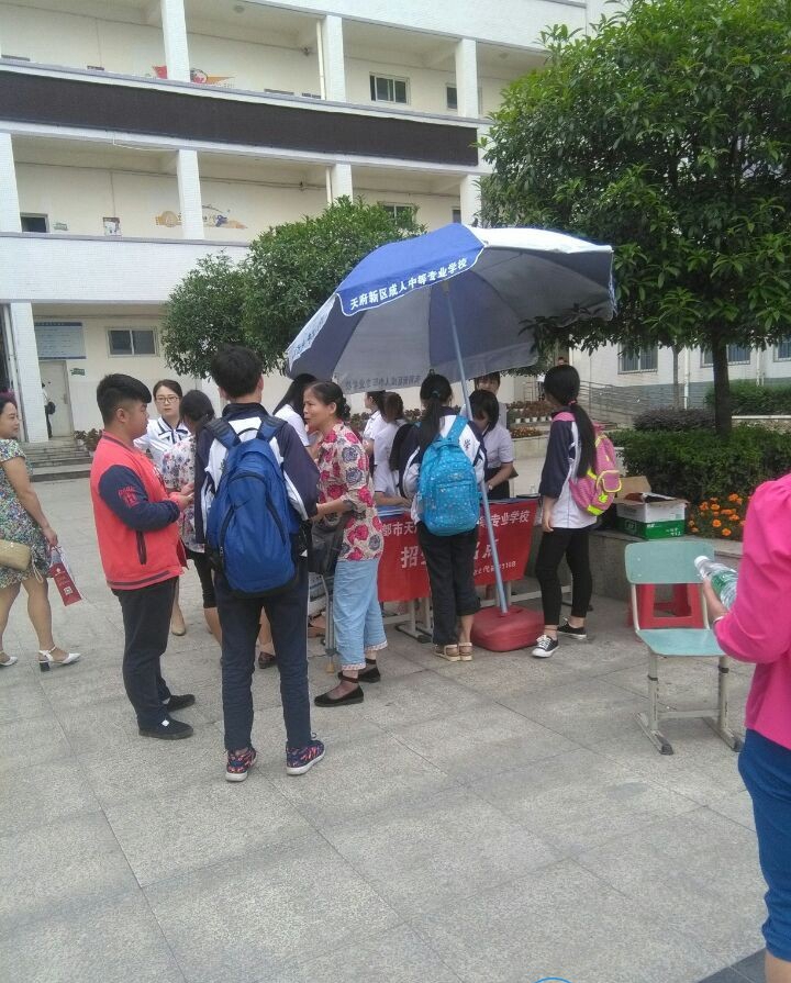 招生报名火热场面2